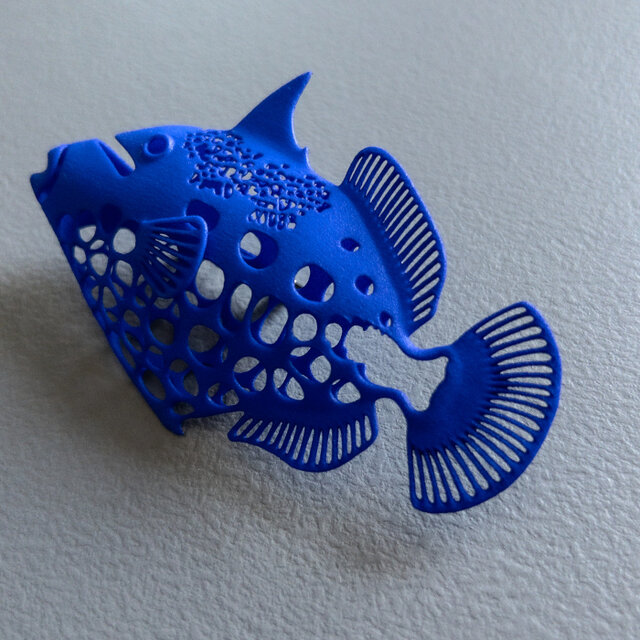 モンガラ ブローチ ブルー | iichi 日々の暮らしを心地よくする