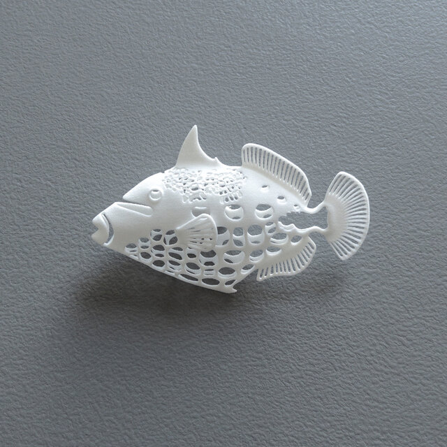 モンガラ　ブローチ　白