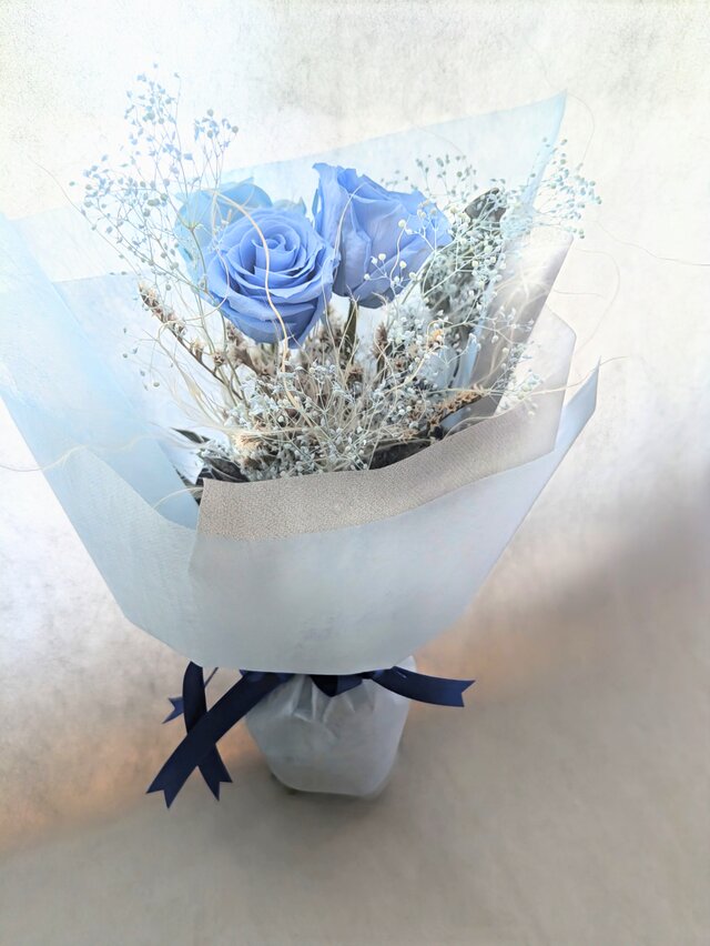 プリザーブドフラワー／大輪空色ローズと小花の花束柔らかな風／花束ラッピング