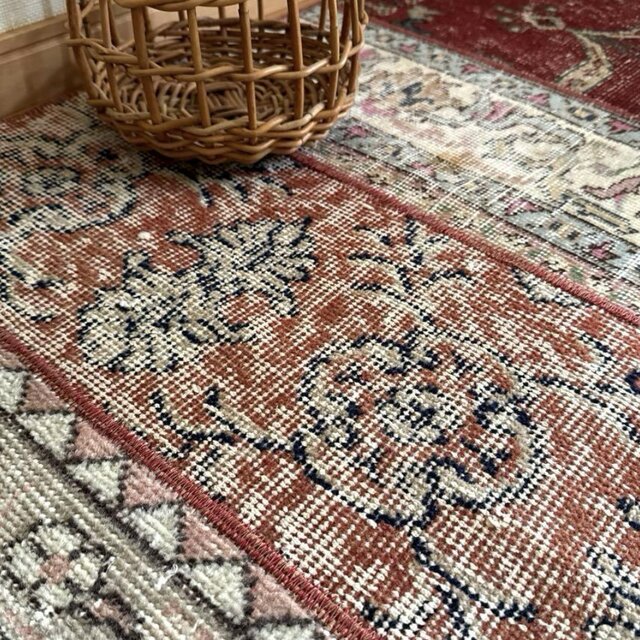 55×86 パッチワーク　グレイボタニカル　深み赤　トルコヴィンテージラグ 55×86 パッチワーク グレイボタニカル 深み赤 トルコ