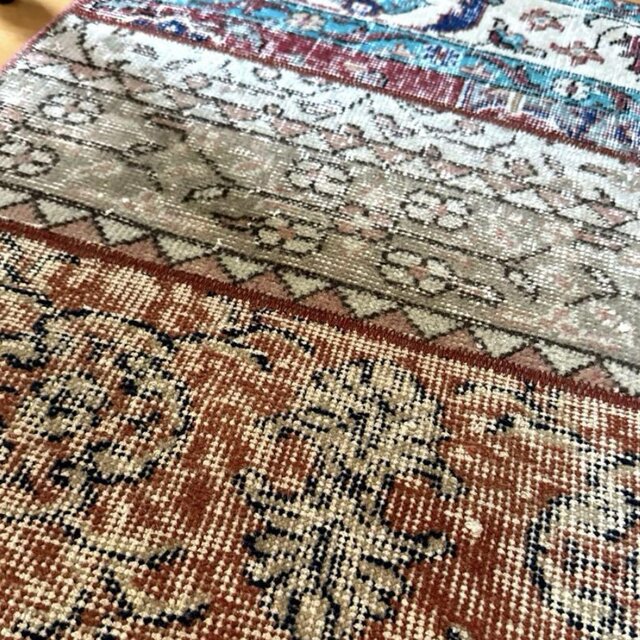 51×87 パッチワーク　グレイ×赤×ブルー　ボタニカル　トルコヴィンテージラグ 60×126 赤みボタニカル柄 パッチワーク トルコヴィンテージラグ