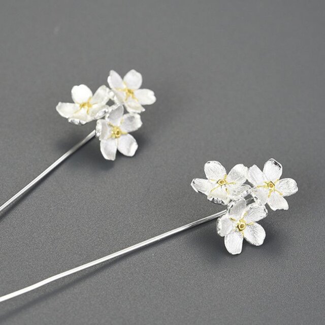 ワスレナグサのピアス - 耳を華やかさを添える　R418 ワスレナグサのピアス - 耳を華やかさを添える R418 | iichi 日々の