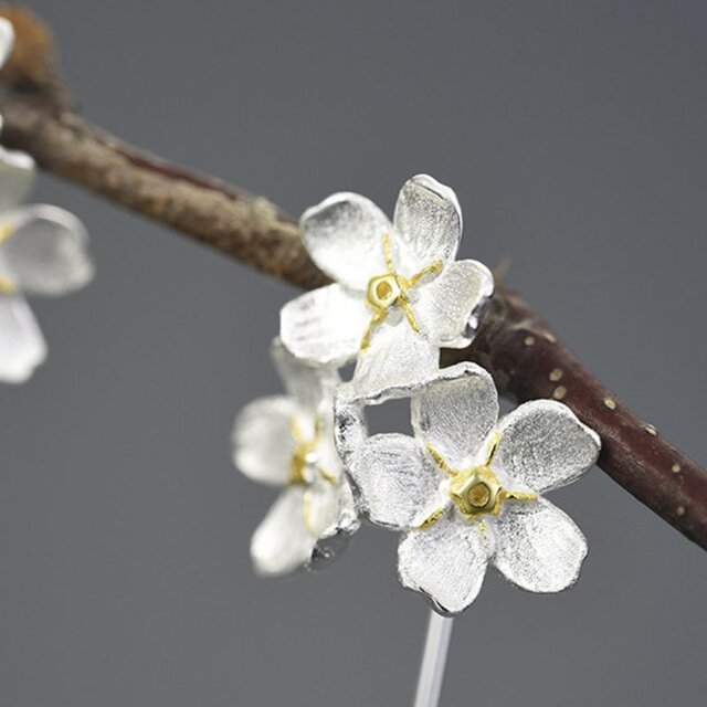 ワスレナグサのピアス - 耳を華やかさを添える　R418 ワスレナグサのピアス - 耳を華やかさを添える R418 | iichi