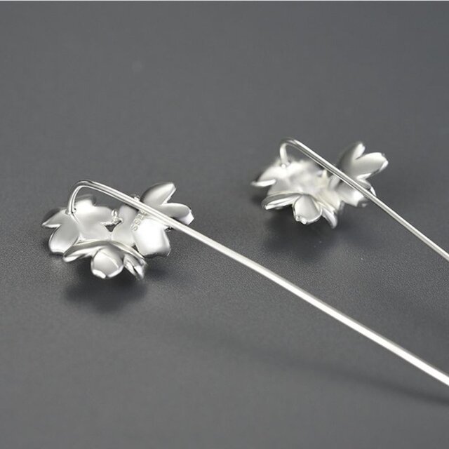 ワスレナグサのピアス - 耳を華やかさを添える　R418 ワスレナグサのピアス - 耳を華やかさを添える R418 | iichi 日々の