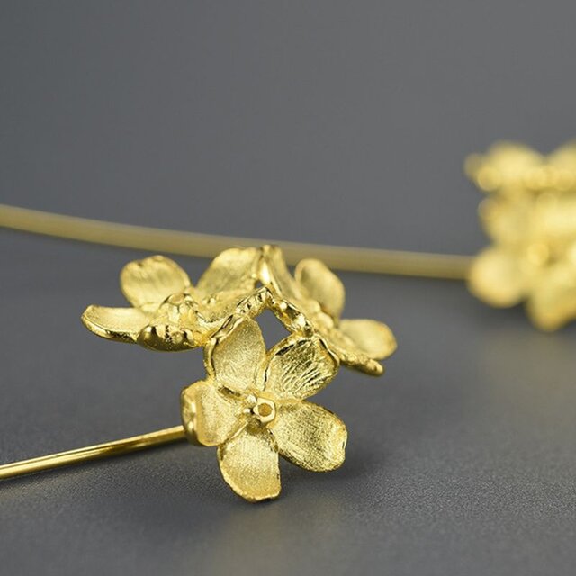 ワスレナグサのピアス - 耳を華やかさを添える R418 | iichi 日々の