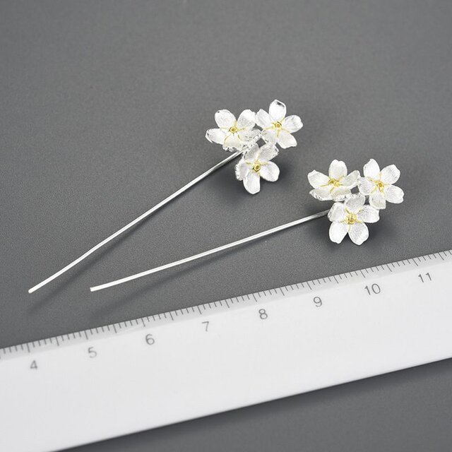 ワスレナグサのピアス - 耳を華やかさを添える R418 | iichi 日々の