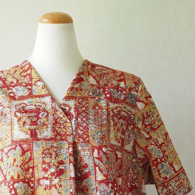 タックＶネックのゆったりワンピース