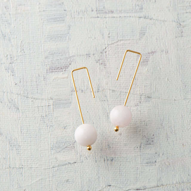 Crochet（クロシェ）ピアス　丸玉　モルガナイト（ゴールドコーティング）