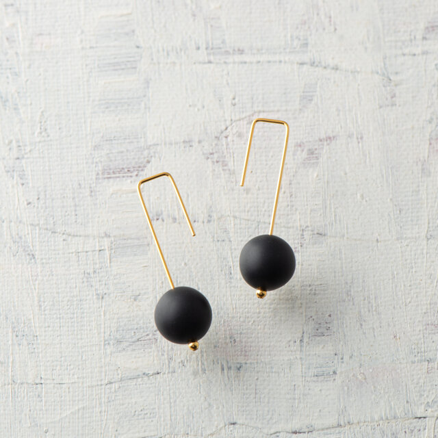 Crochet（クロシェ）ピアス　丸玉　オニキス（マット）（ゴールドコーティング）