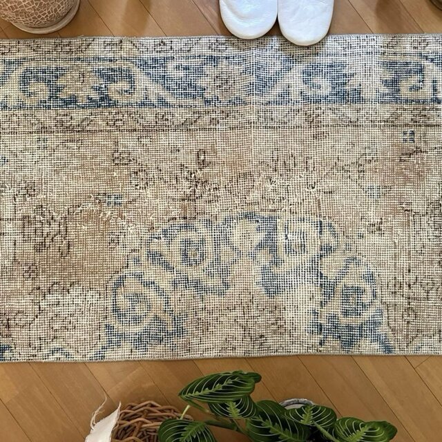 ラウンド83×83ミルクティー スカイブルー フローラル トルコヴィンテージラグ 57×106 淡いミルクティー 神秘的ブルー トルコヴィンテージラグ