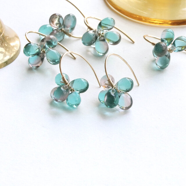 エメラルドグリーンの花束ピアス/イヤリング　チェコガラス　14Kgf　--little bouquet--