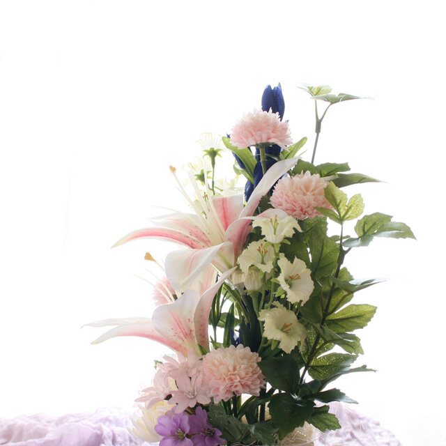 リピート販売です♬人気の ❰ 蓮と菊 ❱ ♡ ボリューミーな２個セット仏花 ♧ 造花の仏花・供花】ユリと菊のサービス供花（左右1対セット
