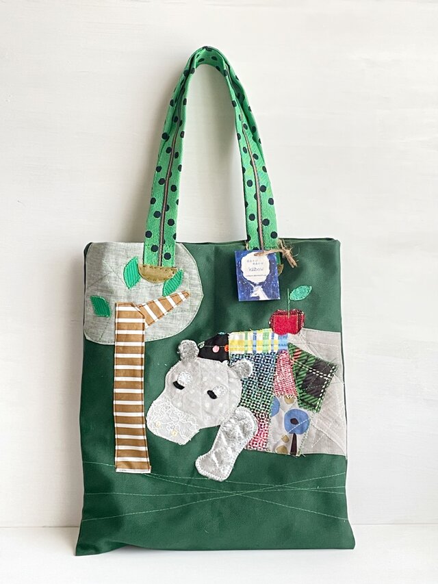 絵本の中のカバのバッグ