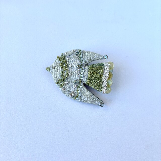 "sou" 魅惑のグリーン/しとやかな裏葉色の鳥さん　草木染め糸を使った刺繍ブローチ