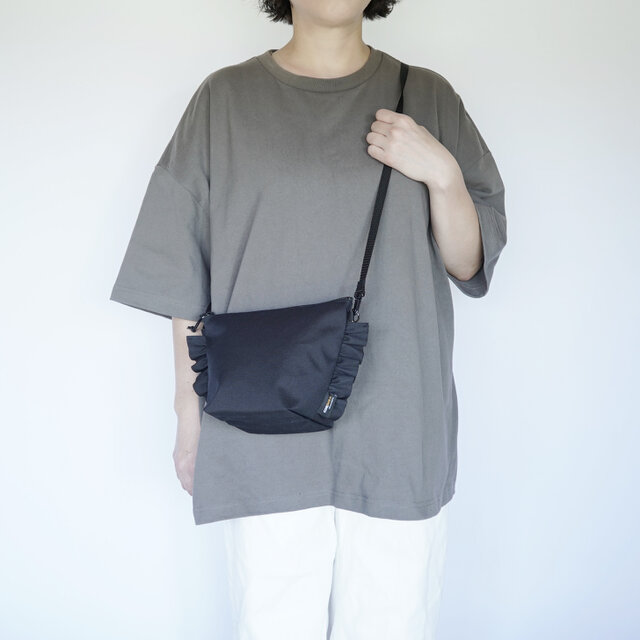 撥水CORDURA®ナイロン使用｜軽量フリルショルダーバッグ