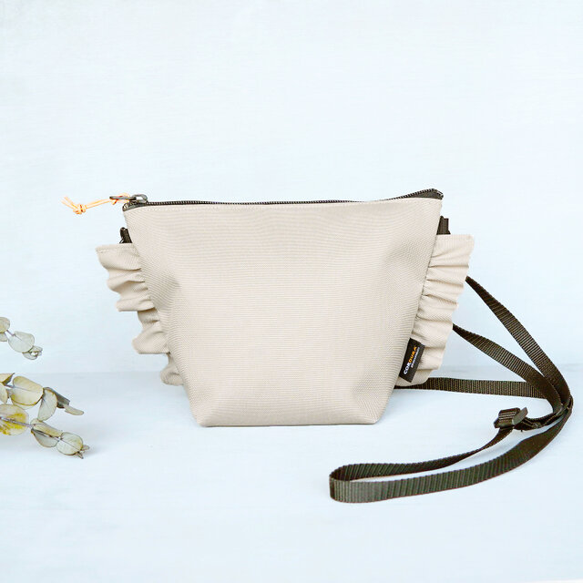 撥水CORDURA®ナイロン使用｜軽量フリルショルダーバッグ／サコッシュ