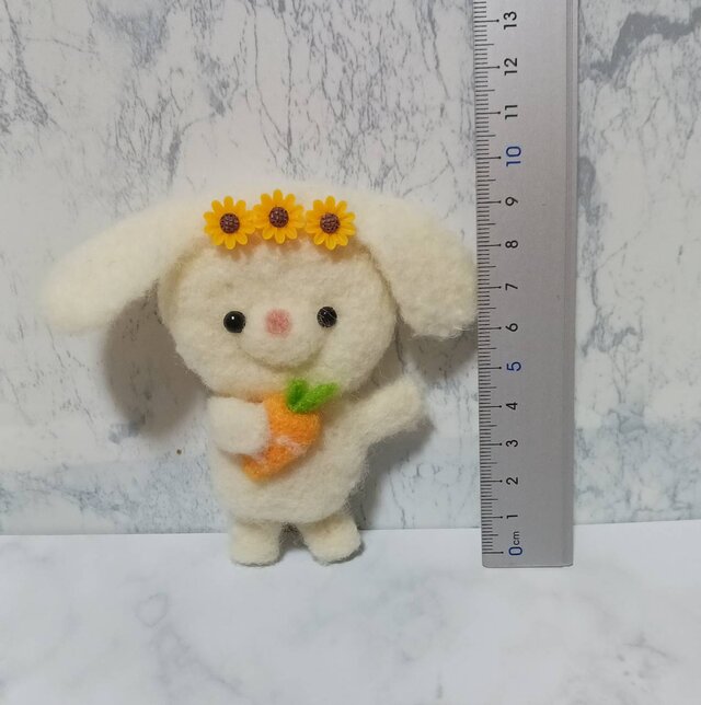 羊毛フェルト 耳たれウサギ ブローチ　９㎝