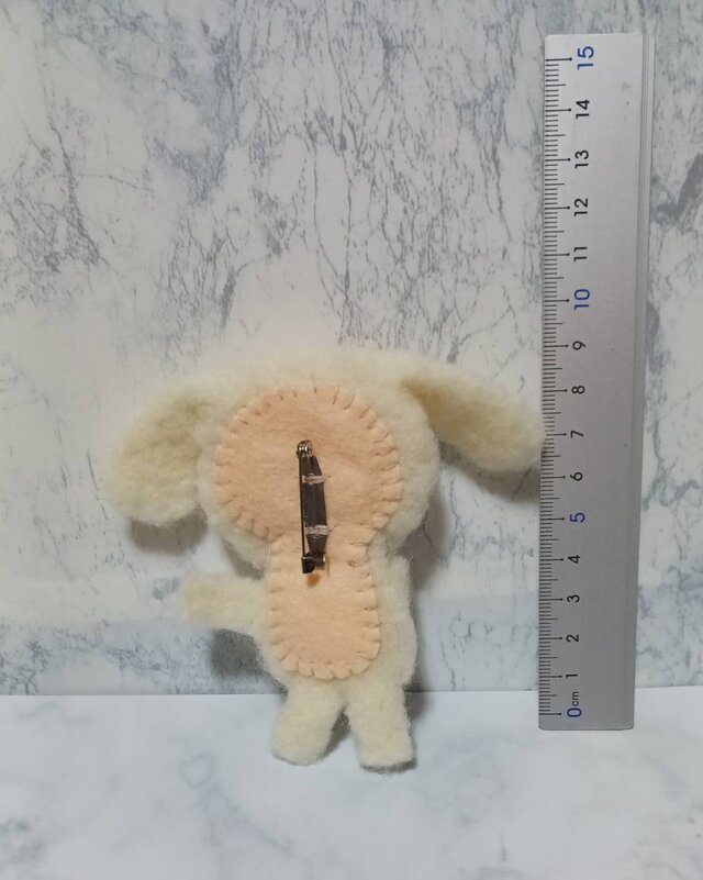 羊毛フェルト 耳たれウサギ ブローチ 9㎝ | iichi 日々の暮らしを