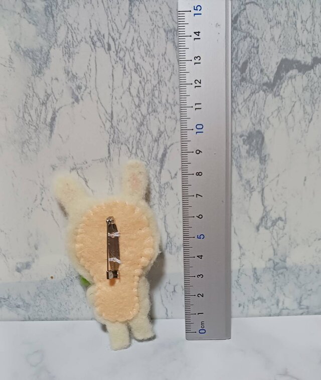 羊毛フェルト うさぎちゃんブローチ 人参付き | iichi 日々の暮らしを