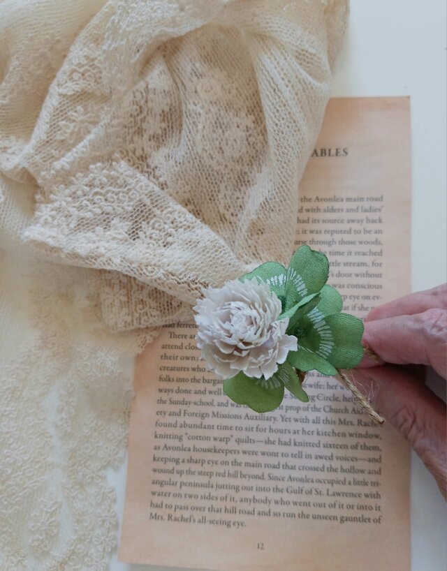 染め布花＊しろつめくさと三つ葉と四つ葉のクローバーのコサージュ