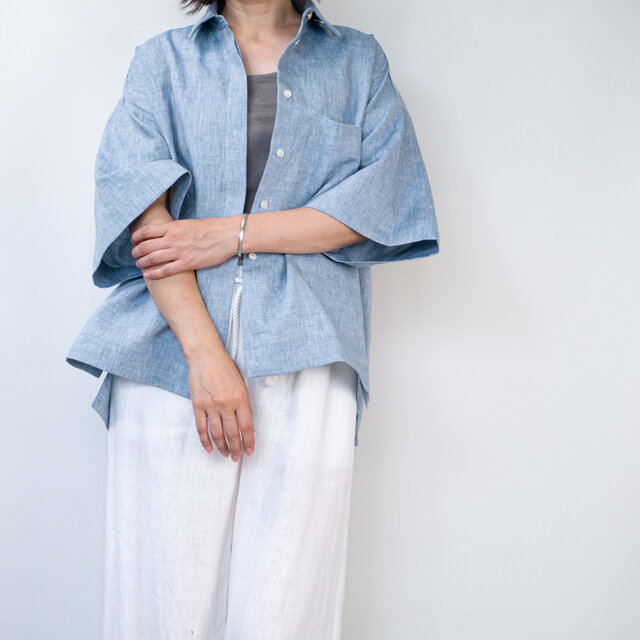 ゆっくり育てるゆったりリネンシャツ【ライトブルー・6分袖・比翼仕立て・貝ボタン】