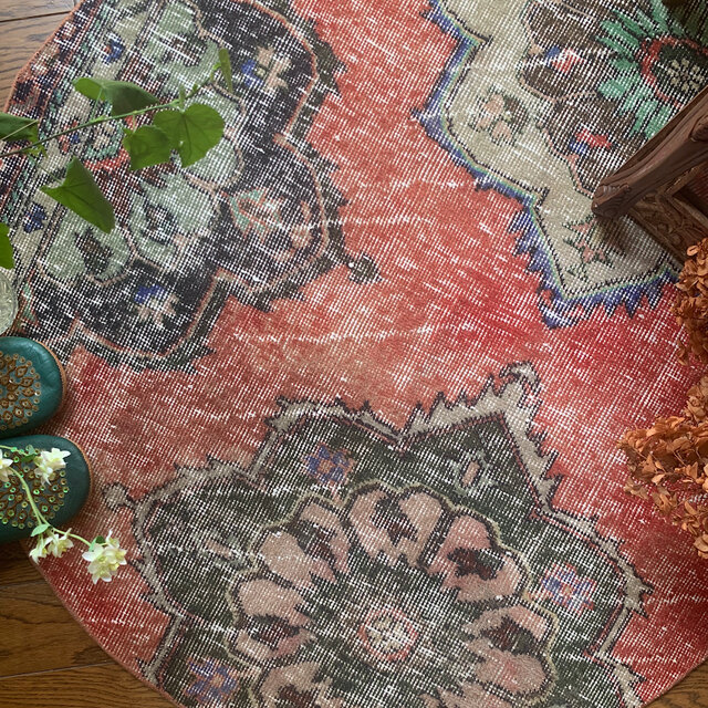 シャビーな朱赤のサークルフラワーラグ ヴィンテージトルコラグ No.727