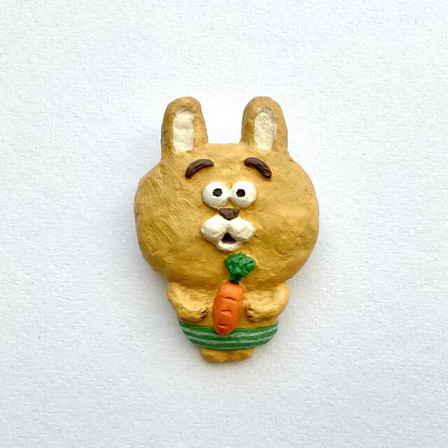 ブローチ　うさぎ（大好きなにんじん）