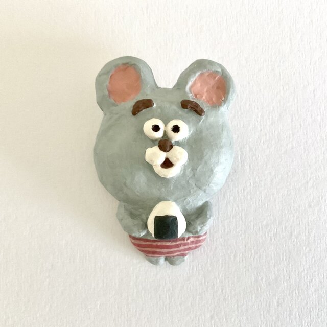 ブローチ　ねずみ（大好きなおにぎり）