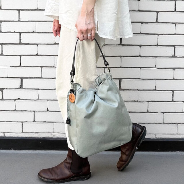 撥水加工で丈夫！A4サイズも入る巾着バッグ　BALON：グレー（CORDURA　撥水加工ナイロン）