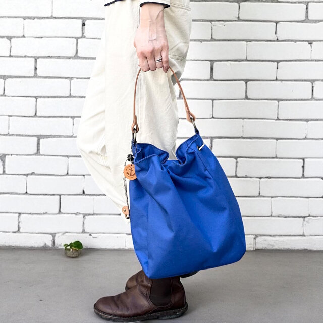 撥水加工で丈夫！A4サイズも入る巾着バッグ　BALON：ブルー（CORDURA　撥水加工ナイロン）