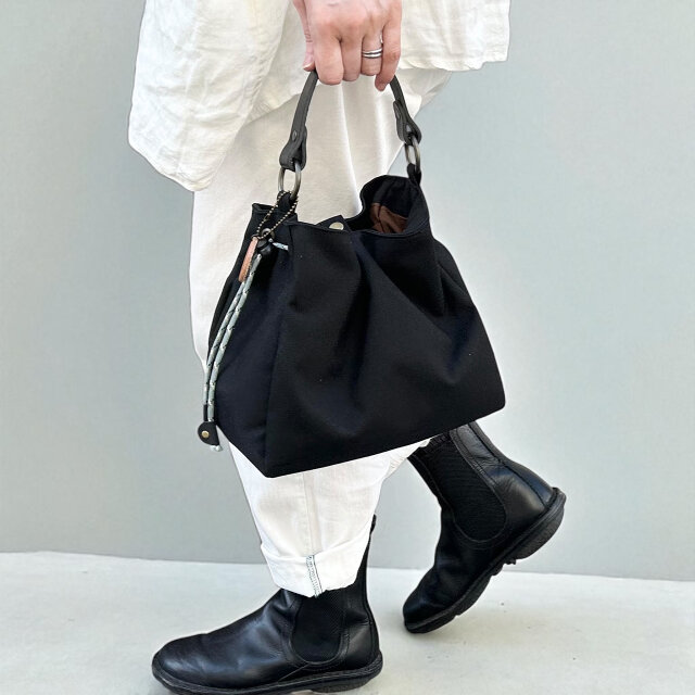 撥水加工で雨の日も安心！丈夫で可愛い巾着バッグ　 BALON mini：ブラック×ブラック　 CORDURA撥水加工ナイロン