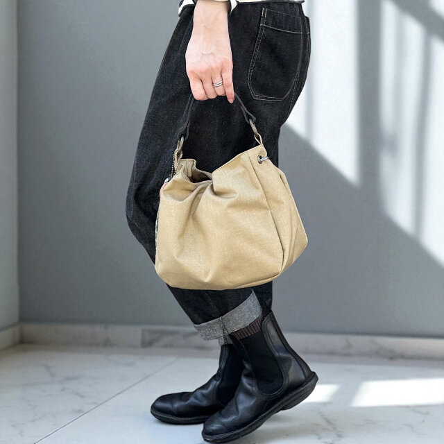 撥水加工で雨の日も安心！丈夫で可愛い巾着バッグ　 BALON mini：ベージュ×ブラック　 CORDURA撥水加工ナイロン