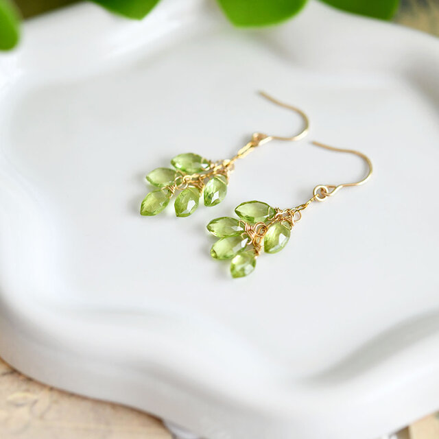 小さな葉っぱの集まり　爽やかペリドットピアス/イヤリング可　8月誕生石 平和 太陽の石