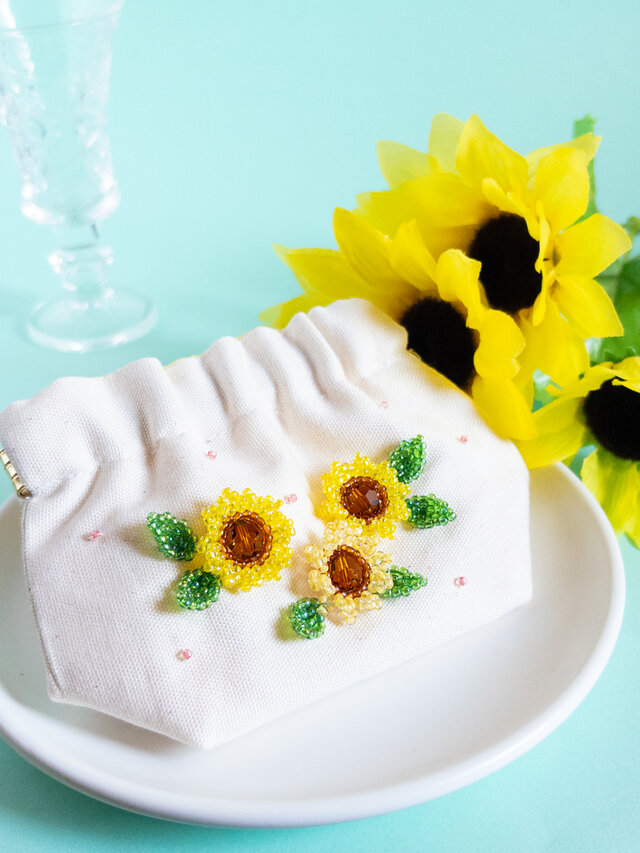 ひまわりのビーズ刺繍バネ口ポーチ