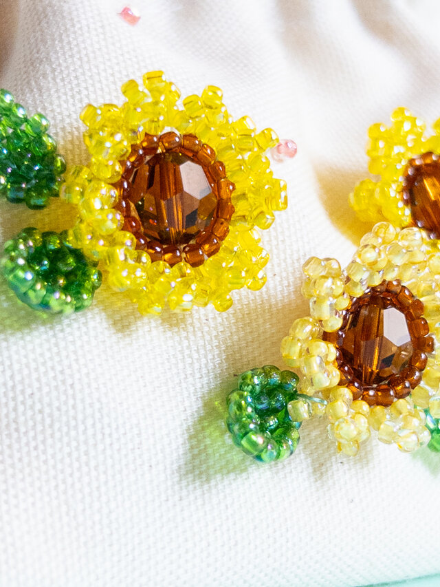 ひまわりのビーズ刺繍バネ口ポーチ | iichi 日々の暮らしを心地よく