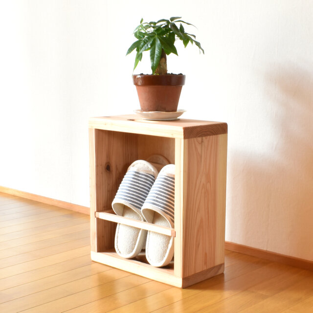 無垢杉箱のスリッパラック | iichi 日々の暮らしを心地よくする