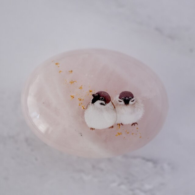 天然石ローズクォーツとスズメ、金沢箔の帯留め