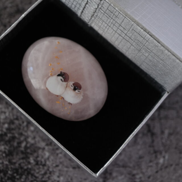天然石ローズクォーツとスズメ、金沢箔の帯留め | iichi 日々の暮らし