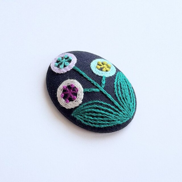 専用商品　　刺繍ブローチ 草花の刺繍ブローチ【botanical】#385 | iichi 日々の暮らしを