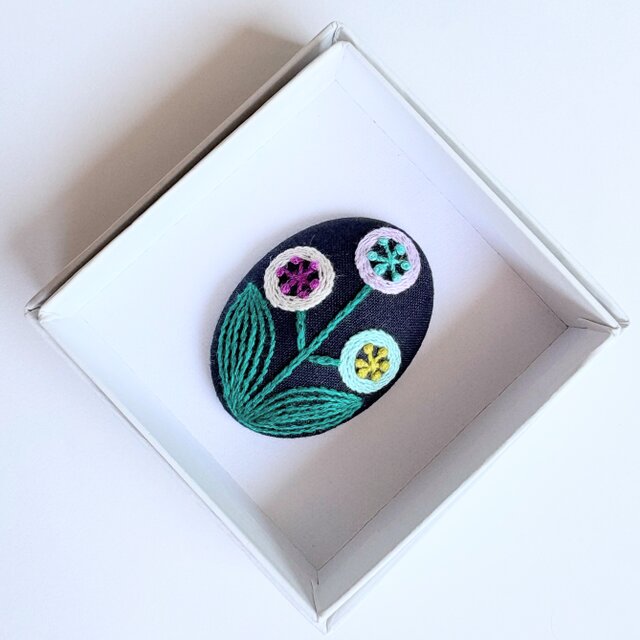 専用商品　　刺繍ブローチ 草花の刺繍ブローチ【botanical】#385 | iichi 日々の暮らしを