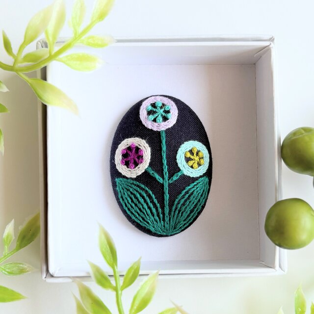 草花の刺繍ブローチ【botanical】#385 | iichi 日々の暮らしを心地よく