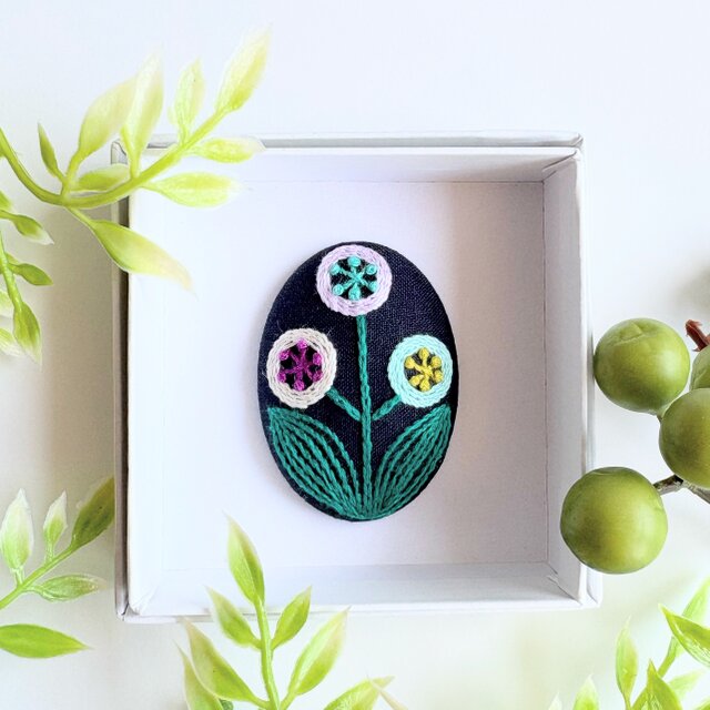 草花の刺繍ブローチ【botanical】#385 | iichi 日々の暮らしを