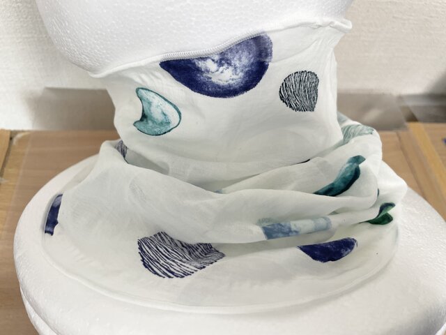 綿100%水彩風ブルー系カラフルドット&ホワイトネックウォーマー日焼け  