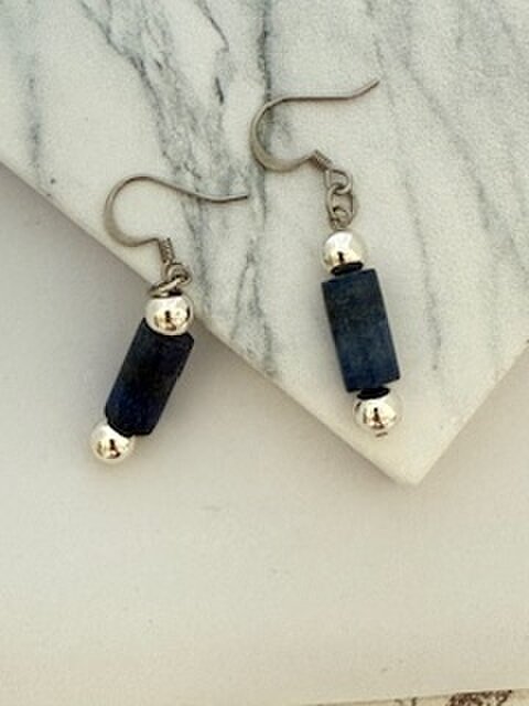 【フックピアス】筒状アンティークラピスとシルバービーズ２粒