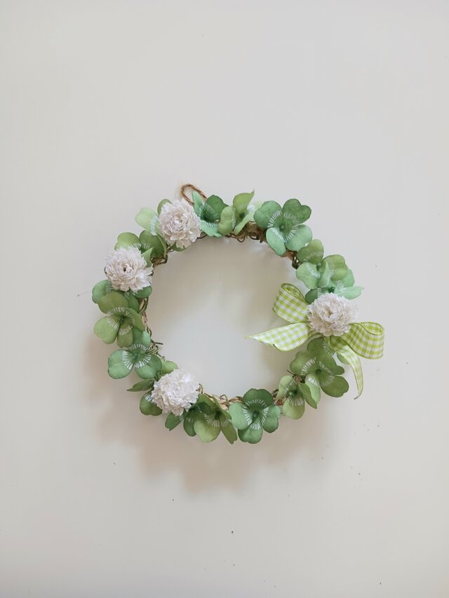 染め布花☆しろつめくさと四つ葉のクローバーのリース 花飾り | iichi
