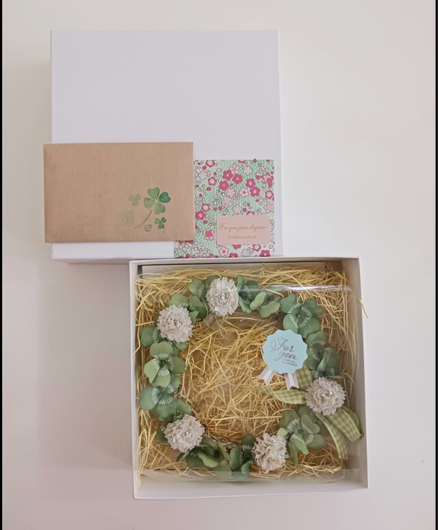 染め布花☆しろつめくさと四つ葉のクローバーのリース 花飾り | iichi