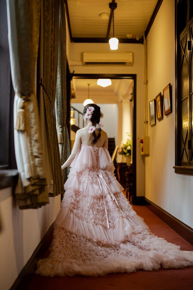 実例写真！カラードレス ピンク ベアトップ 柔らかく重ねたチュールスカート 花嫁 編み上げ 前撮り