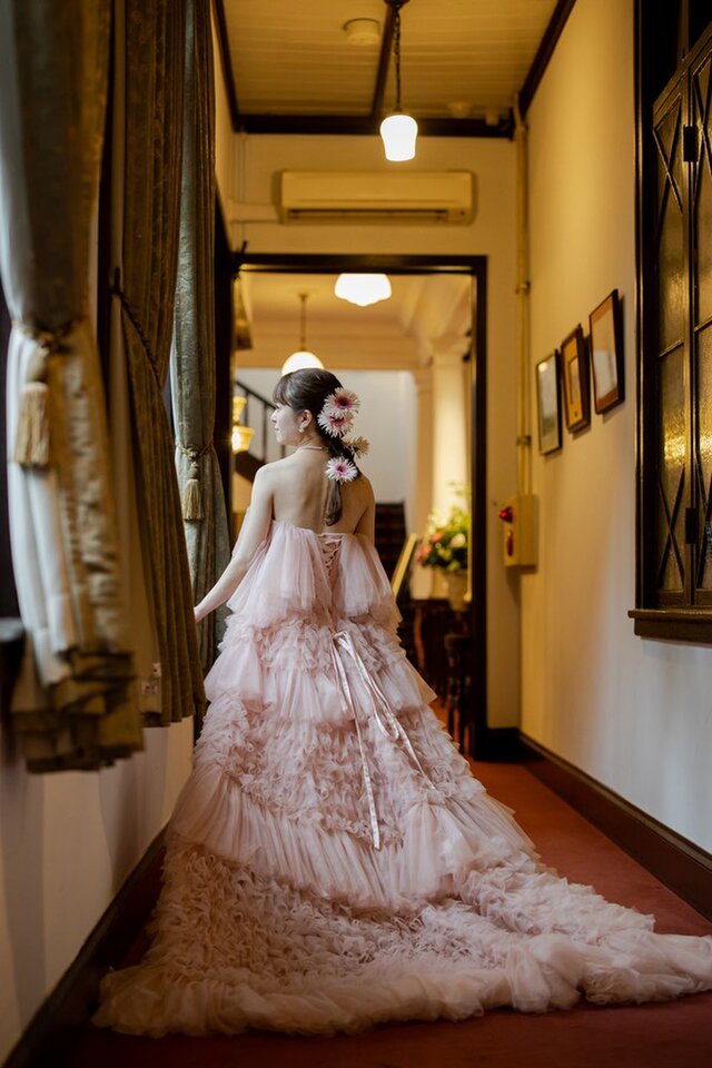 実例写真！カラードレス ピンク ベアトップ 柔らかく重ねたチュール