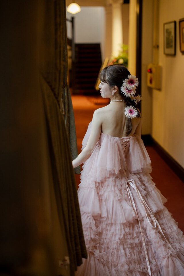 実例写真！カラードレス ピンク ベアトップ 柔らかく重ねたチュール