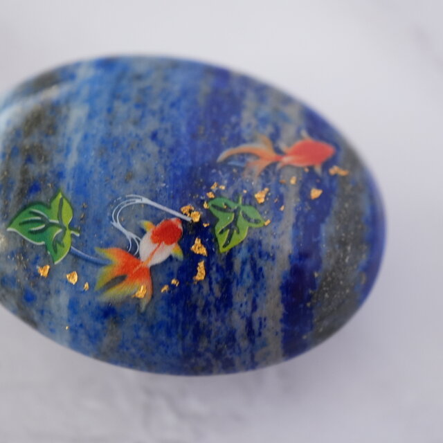 天然石ラピスラズリと金魚の帯留め／ポニーフック ブローチ
